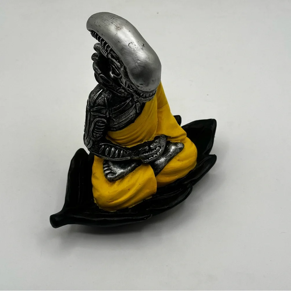 Sci-Fi Alien Romulus xenomorph Buddha monk funny  mashup meditation‎ statue NWOT